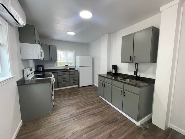 Foto del edificio - Modern, Fully Renovated Two-Story Apartment – $1,850/month | Pittsfield, MA