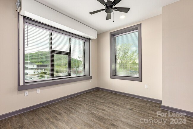 Foto del edificio - 138 S Main St