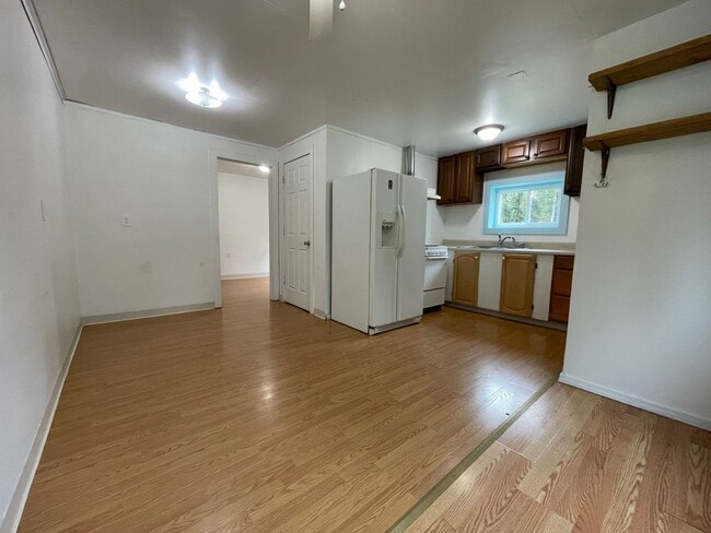 Building Photo - Private 1 Bed/1 Bath w/ heated garage. Min...