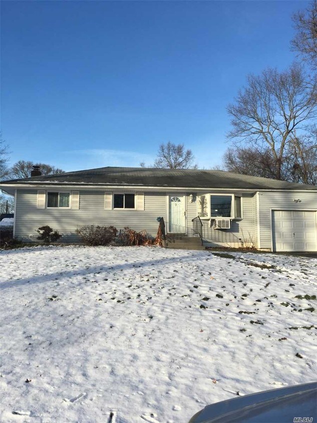 9 Greenway Terrace, Lake Grove, NY 11755 House Rental in Lake Grove