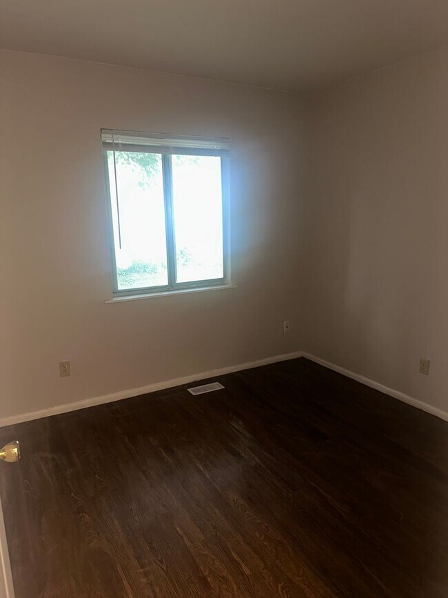 Building Photo - 3 Bedroom house Available NOW!