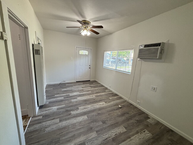 Building Photo - "Charming 1-Bedroom Sanctuary with Granite...