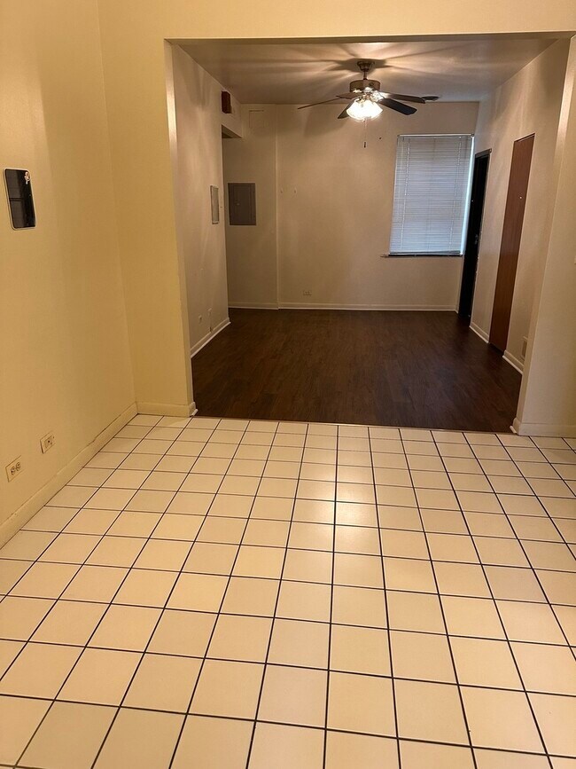 Foto del edificio - 225 W Cermak Rd