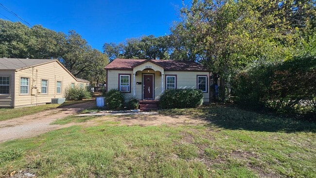 Photo - 2620 N Elm St House