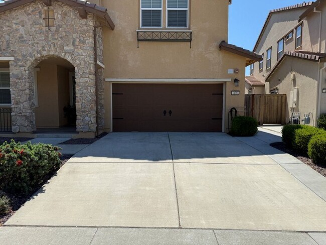 Foto del edificio - Newer Modern 4 Bedroom 3.5 Bath w/ Bedroom...