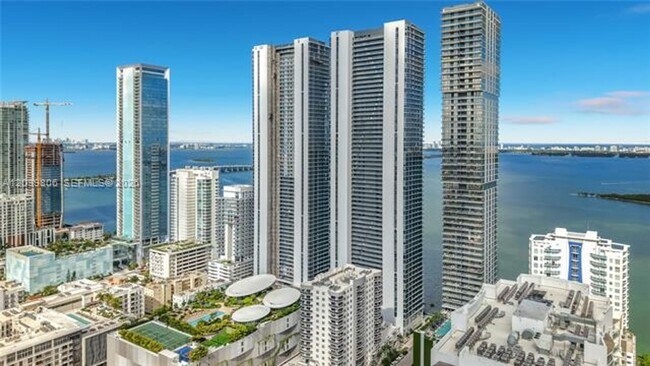 Foto del edificio - 700 NE 24th St
