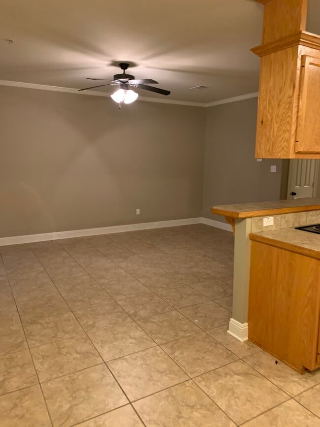 Building Photo - 808 Meadow Bend Dr