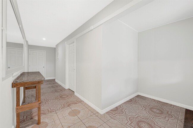 Building Photo - 1613 Wycliffe Dr