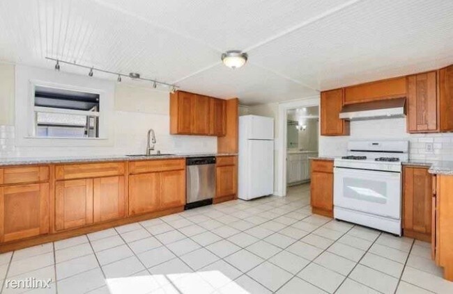 Building Photo - 2 br, 1 bath Apartment - 1910 3rd avenue