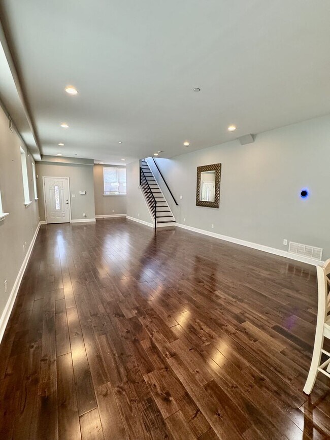 Building Photo - Modern 3 Bed, 2.5 Bath Home with Private R...