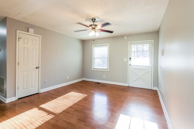 Foto del edificio - 6641 Wealthy Ct