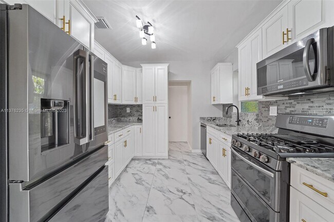 Foto del edificio - 8927 Carlyle Ave