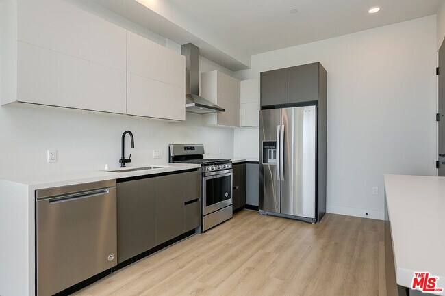 Foto del edificio - 3833 Dunn Dr