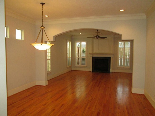 Foto del edificio - 6226 Elm Heights Ln