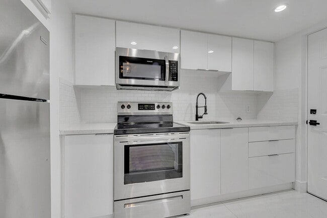 Foto del edificio - Fully Renovated Two Story Loft in Coral Ga...