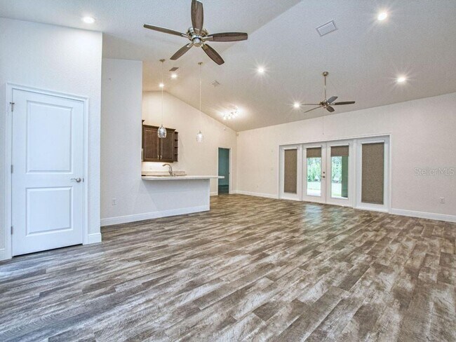 Building Photo - Beautifully maintained Executive home conv...