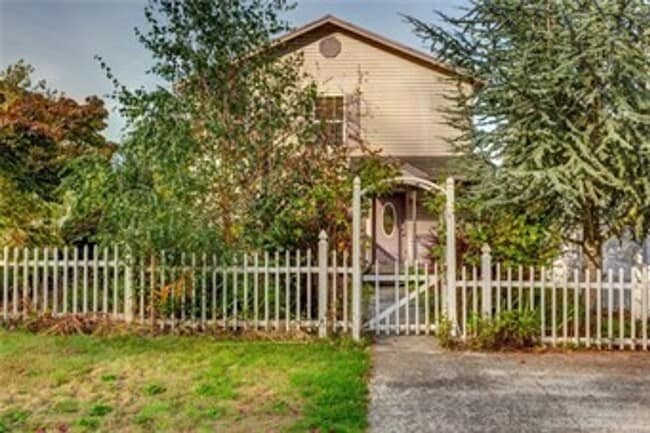 Foto del edificio - PRELEASING: 4 bdrm/1.5 bath house near WWU Park-N-Ride