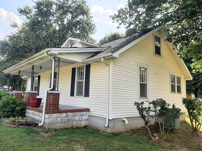 Building Photo - 4560 E Robertson Rd