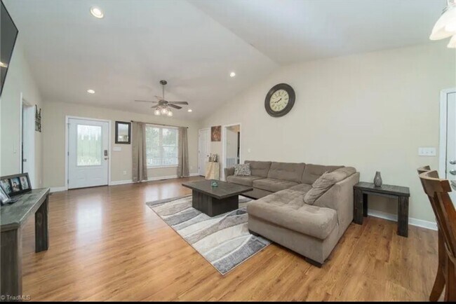 Foto del edificio - 119 Bluff Ct