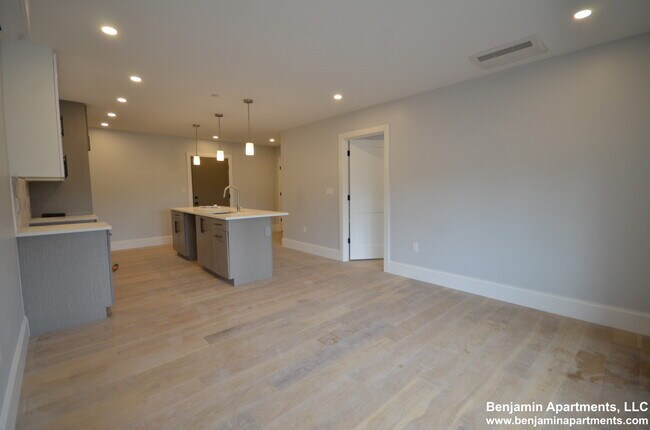 Building Photo - 425 Market St