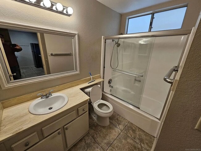 Foto del edificio - Upstairs 1-Bedroom in Central Location!