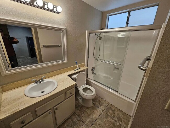 Building Photo - Upstairs 1-Bedroom in Central Location!