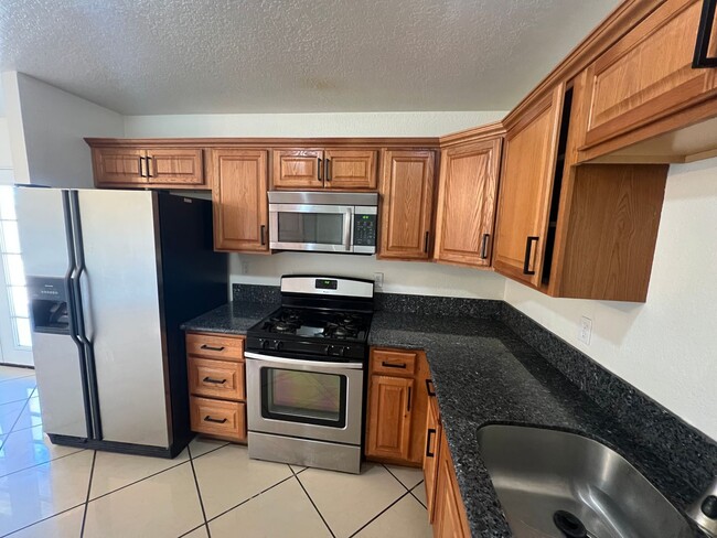 Foto del edificio - Move-In Ready Beauty with Granite Kitchen, Stainless Steel Appliances & Expansive Backyard