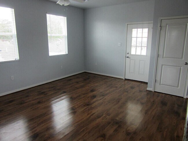 Foto del edificio - 3223 Charleston St