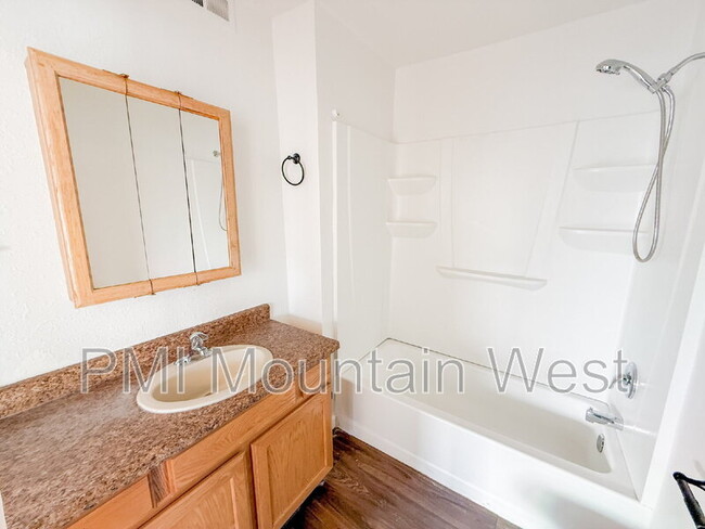 Foto del edificio - 9068 Main St