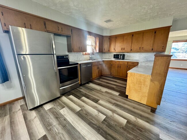 Foto del edificio - 4 bed, 2 bath acreage in Pickrell area