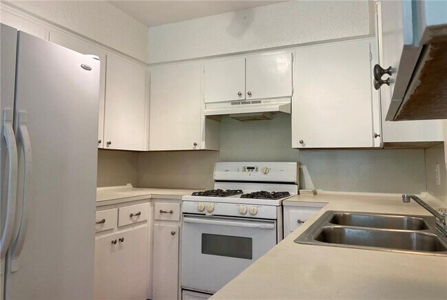Building Photo - 2304 Mimosa Dr
