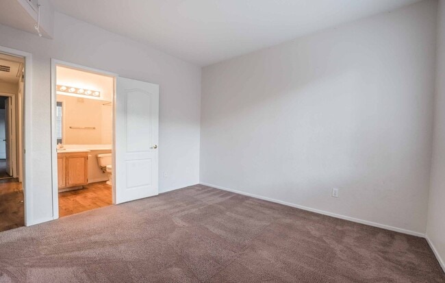 Building Photo - Open 2 Bedroom Condo For Lease!