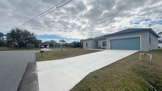 Foto del edificio - Stunning 3 Bedroom, 2 Bath Home in Palm Bay!