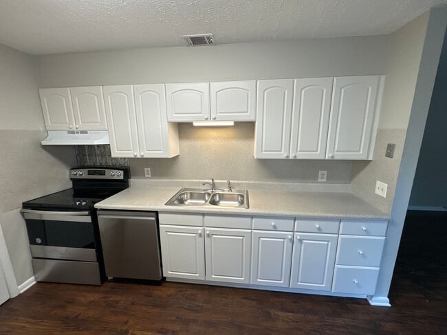 Building Photo - For Rent: 2 Bedroom | 1 Bath Duplex in Sou...