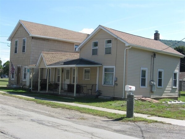 Primary Photo - 213 Main St