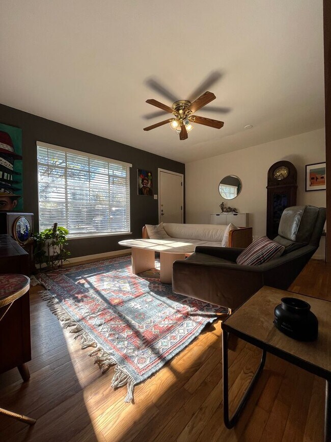 Building Photo - JUST BEAUTIFUL HOME IN DESIRABLE CENTRAL L...