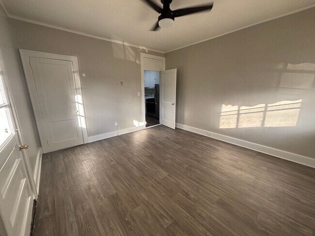 Foto del edificio - 1-BEDROOM UNIT AVAILABLE NOW!