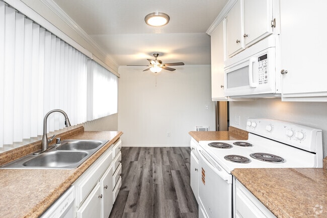 2BR, 2BA - 950SF - Kitchen/Dining Room - Robin Meadows Garden Grove
