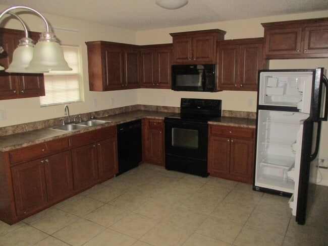 Building Photo - 224 Glade Ln