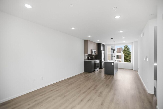Building Photo - Brand new, never lived in 3 bed 2.5 bath townhome in Cedar Park with parking