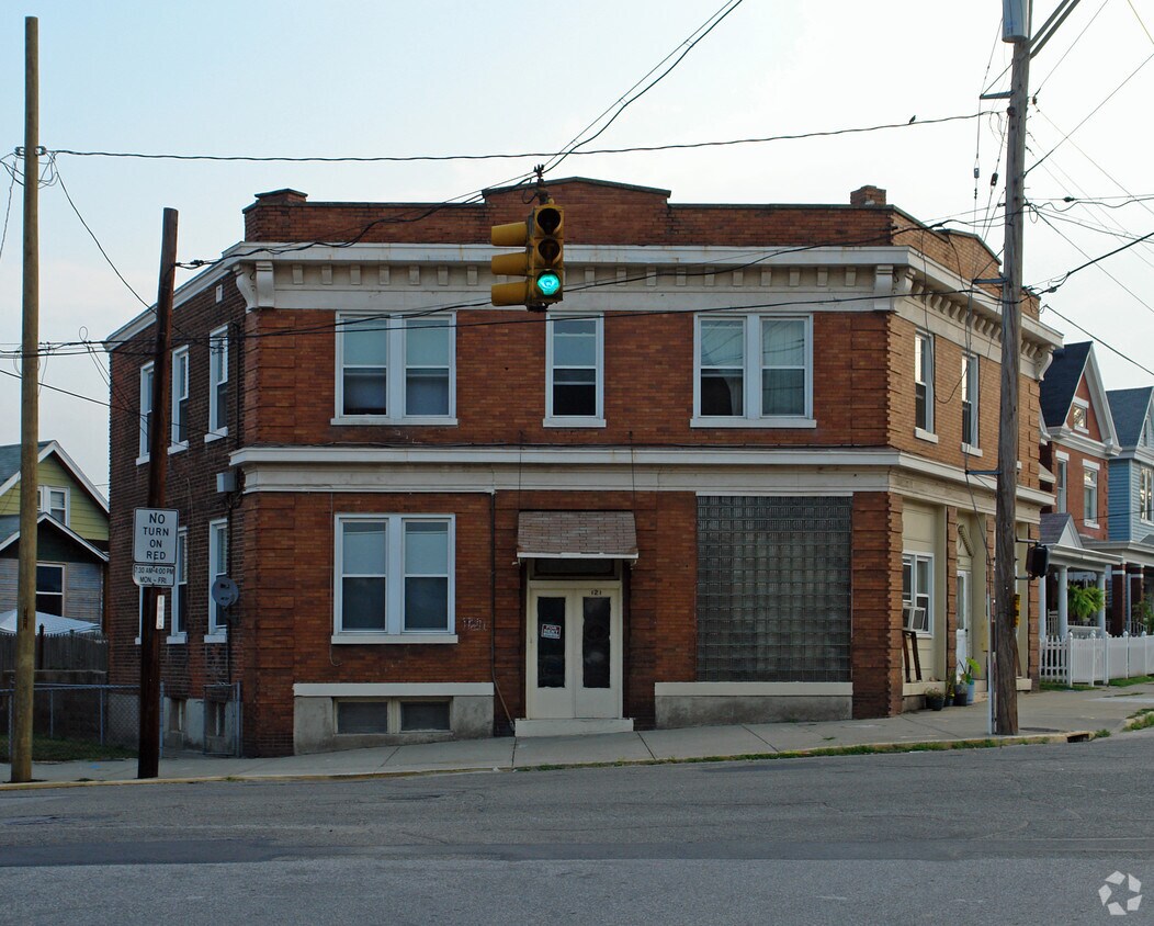 Building Photo - 121 Adela Ave