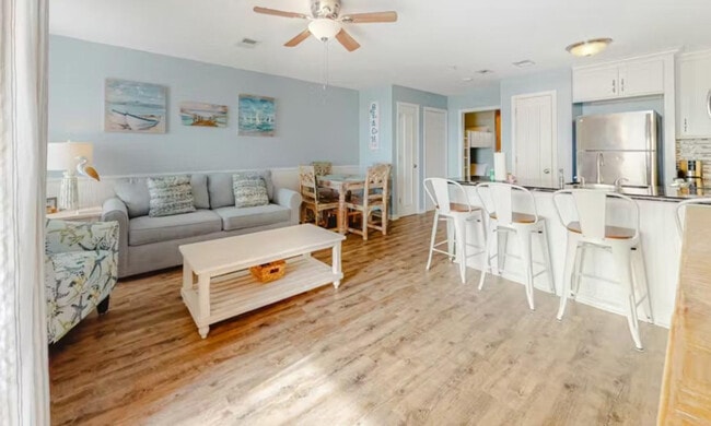 Building Photo - 572 E Beach Blvd