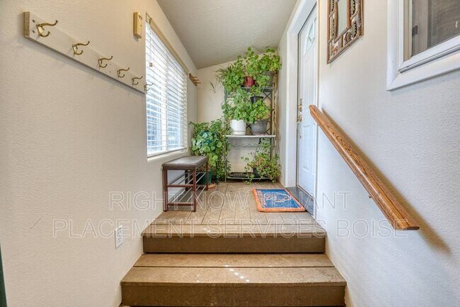 Building Photo - 147 Holiday Dr
