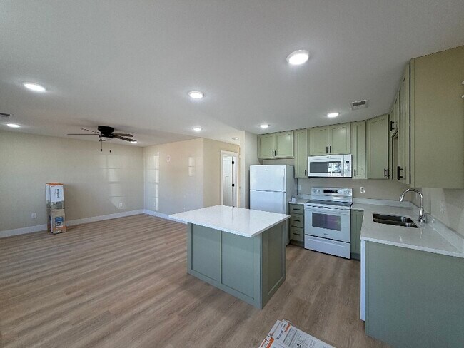 Building Photo - 757 Hillcrest Dr