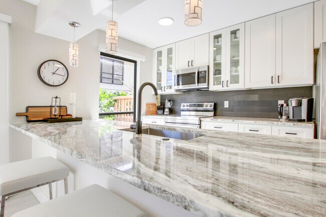 Foto del edificio - 512 Brackenwood Pl