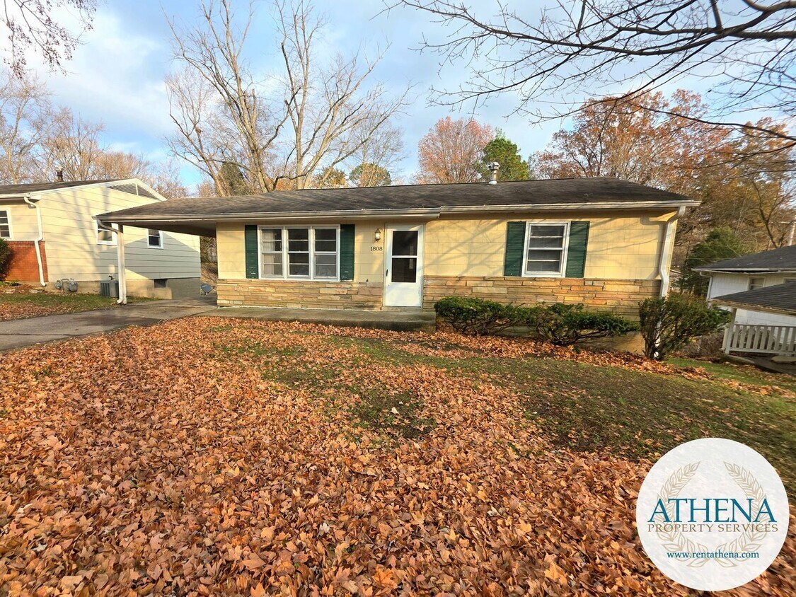 Foto principal - 3 Bedroom / 1 Bath House - SIZABLE YARD & W/D INCLUDED