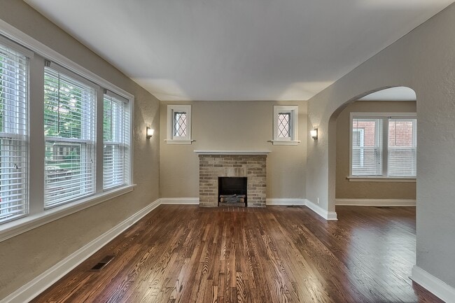 Building Photo - Pink Pony Club