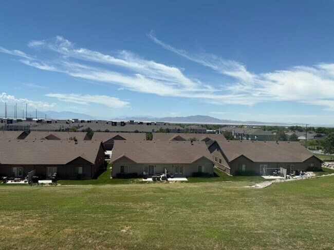Foto del edificio - Half off first months rent - Beautiful new construction town home with central air, EV charging, ...