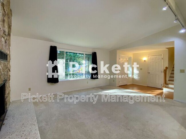 Foto del edificio - 7293 Pheasant Cir NE