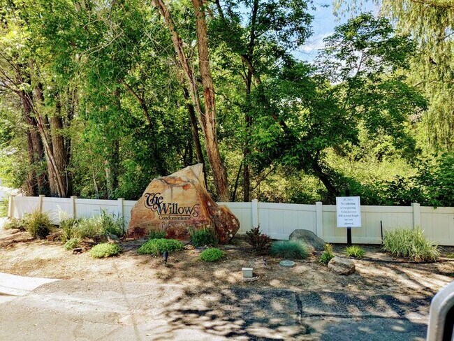 Foto del edificio - 5440 S Willow Ln